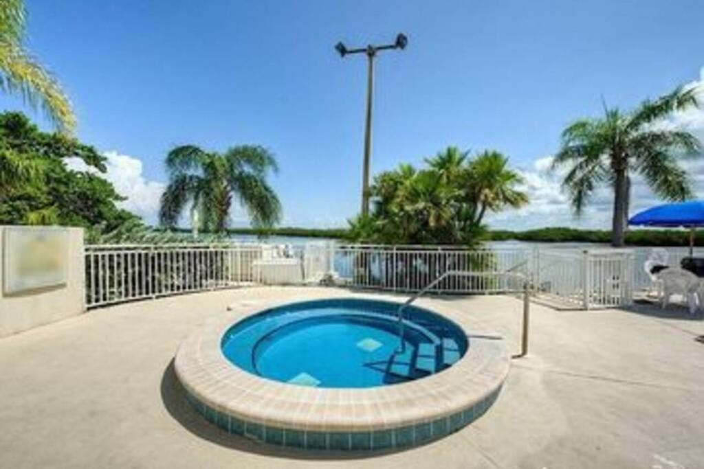 Manatee, Studio202, Beach Steps Away! Pool+Wifi รัสกิน ภายนอก รูปภาพ